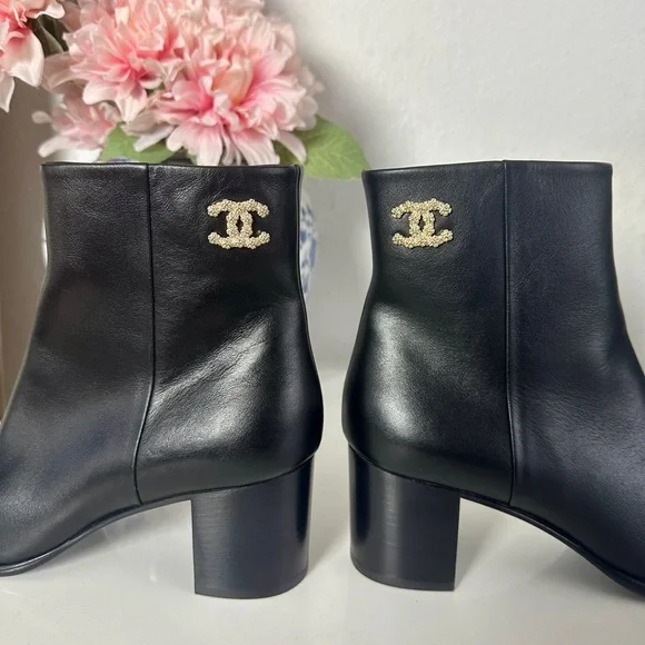 Chanel calfskin ankle boots - Picture 3 of 9